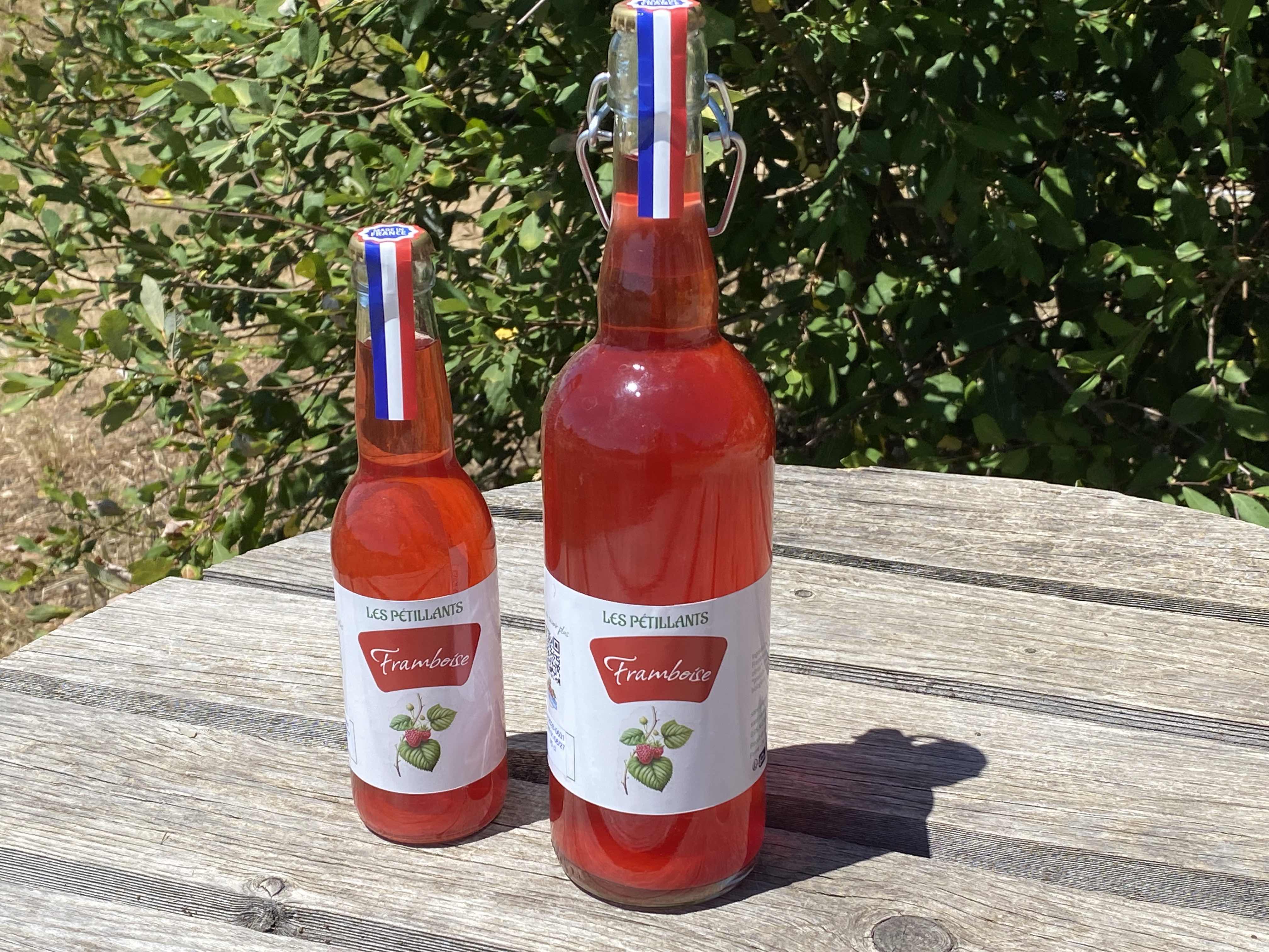 boisson petillante aux framboises entieres